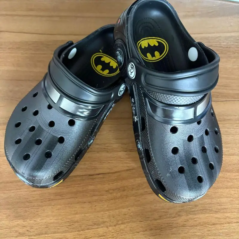 รองเท้าแตะสไปเดอร์แมนลายเจาะรู ภาพยนตร์บีสท์คิงดอม ดีไซน์สร้างสรรค์ ลายการ์ตูนน่ารัก สวมใส่สบายในฤดูร้อน กันลื่น น้ำหนักเบา เหมาะเป็นของขวัญ