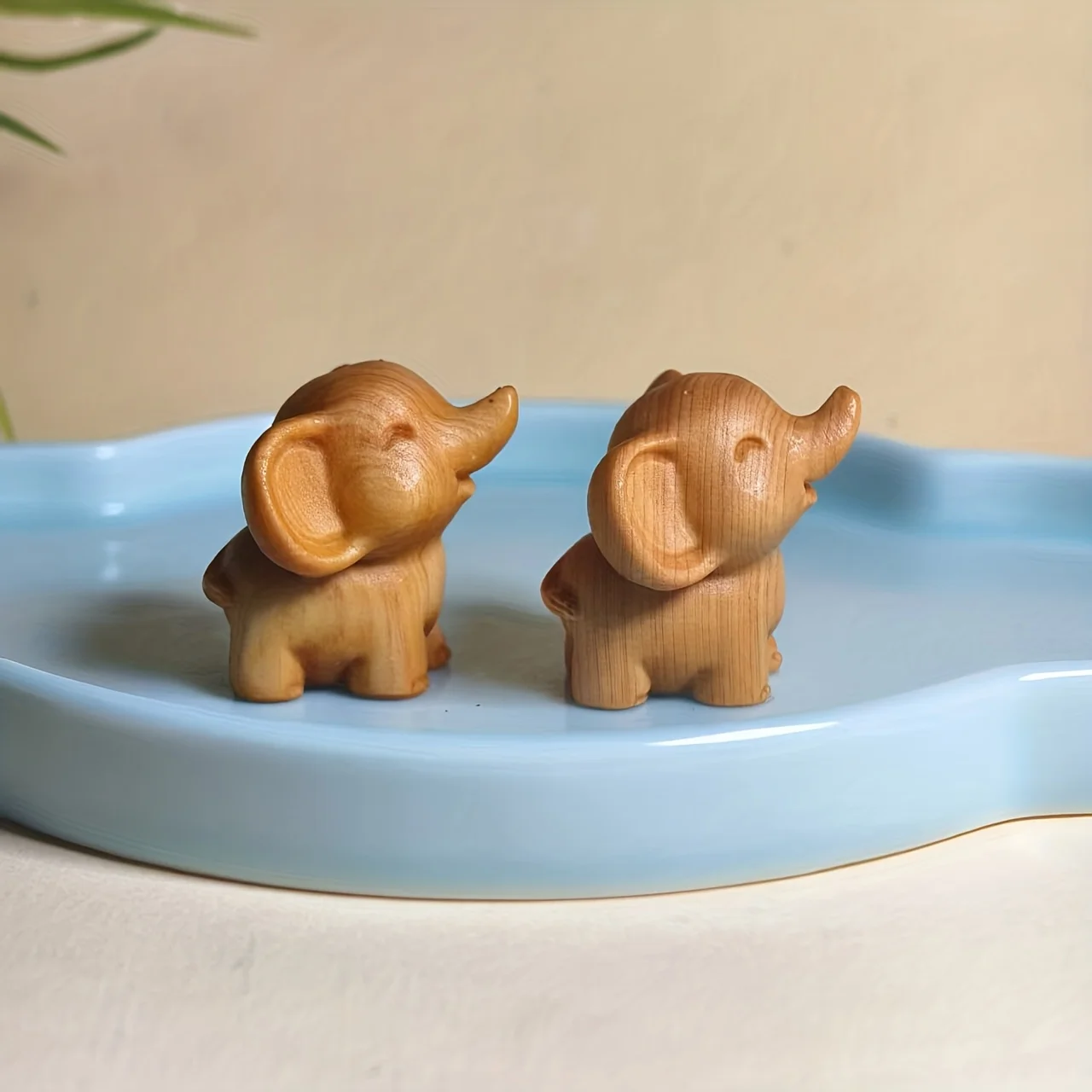 1/2pcs Wooden Elephant Figurines, Hand-Carved Mini Elephant Statues, Cute Animal Ornaments for Home Office Desk Decor, Good Luck