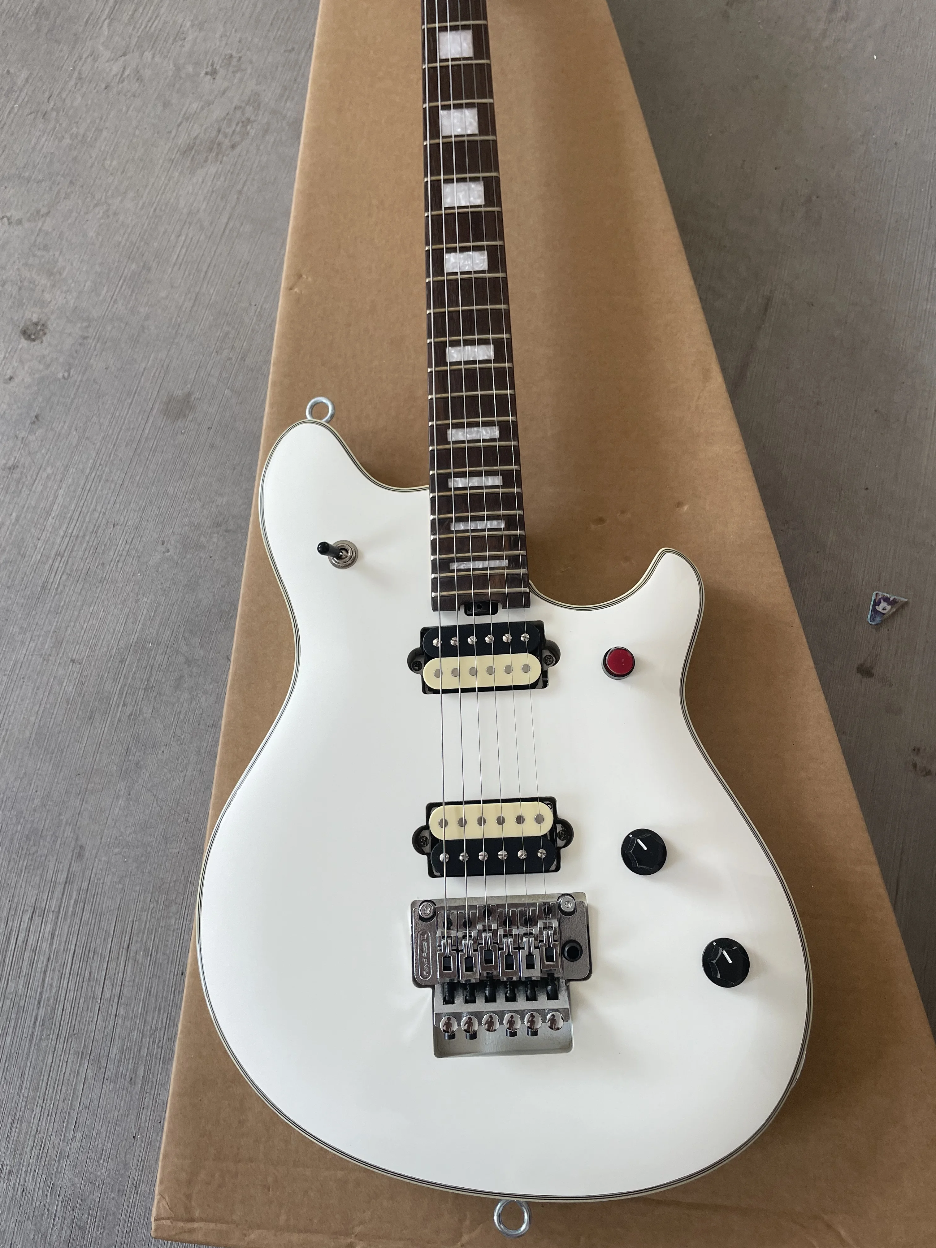 Higher Quality Electric Guitar White Finish 2H Pickups Silver Tremolo