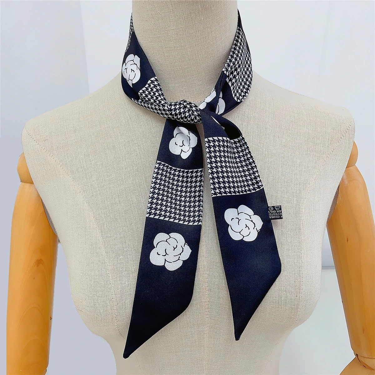 2023 Design Camellia Flower Brand Silk Scarf Luxury Scarf Women Foulard Skinny Bag Scarves Neckerchief Fashion Hair Headband