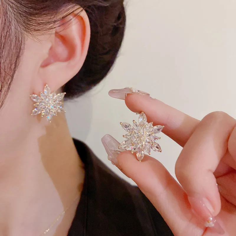 Fashion Snowflake Earrings for Women Exquisite Temperament Earrings Personality Versatile Design Jewelry Gift