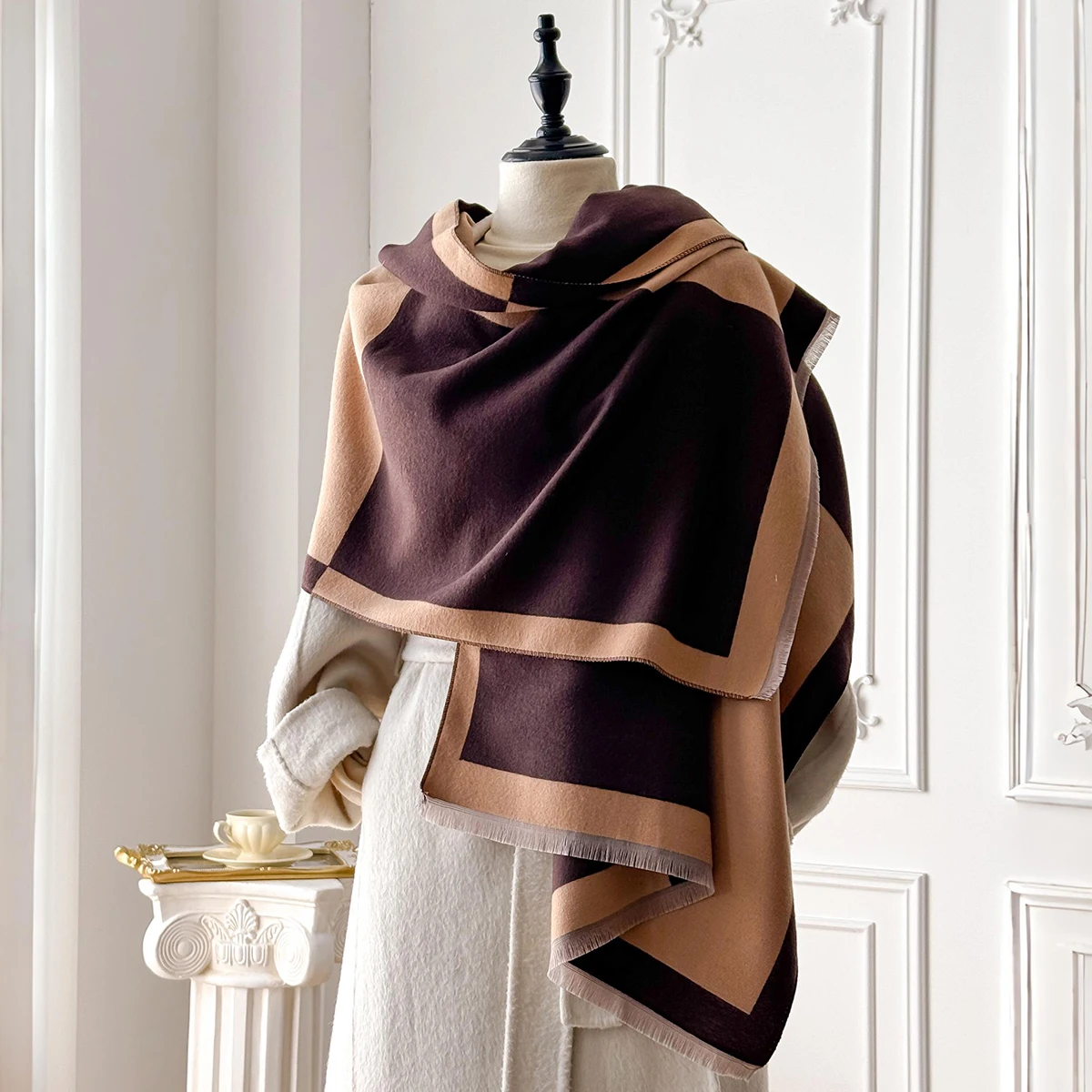 Eleganter Faux-Pashmina-Schal mit geometrischem Druck der Marke 2025, weich, warm, mit Fransen, ideal für Herbst und Winter im Freien – Detail 14