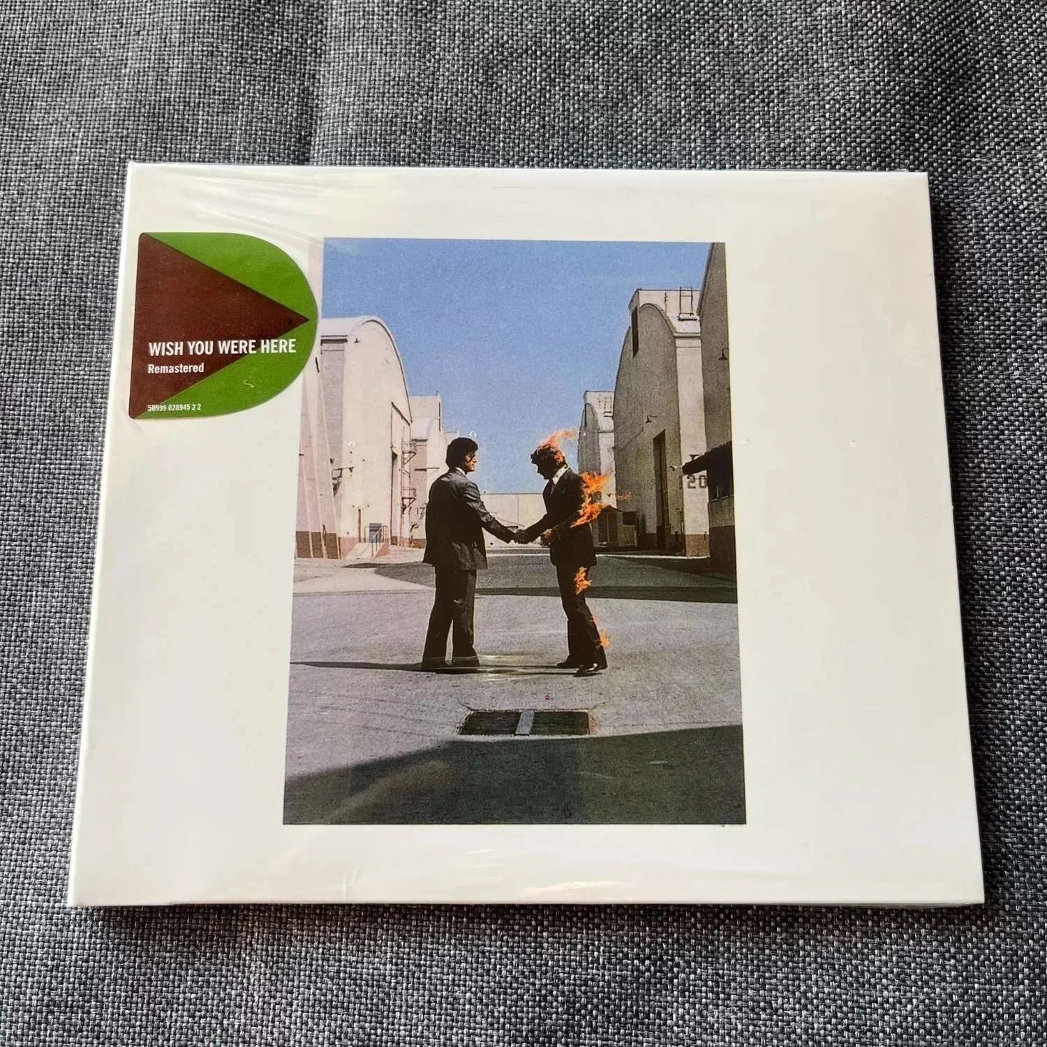 Image of Wish You Were Here Remastered Album, Meisterwerk der goldenen Ära des Progressive Rock, ikonisches Cover-Design, mit Ambient-Songs