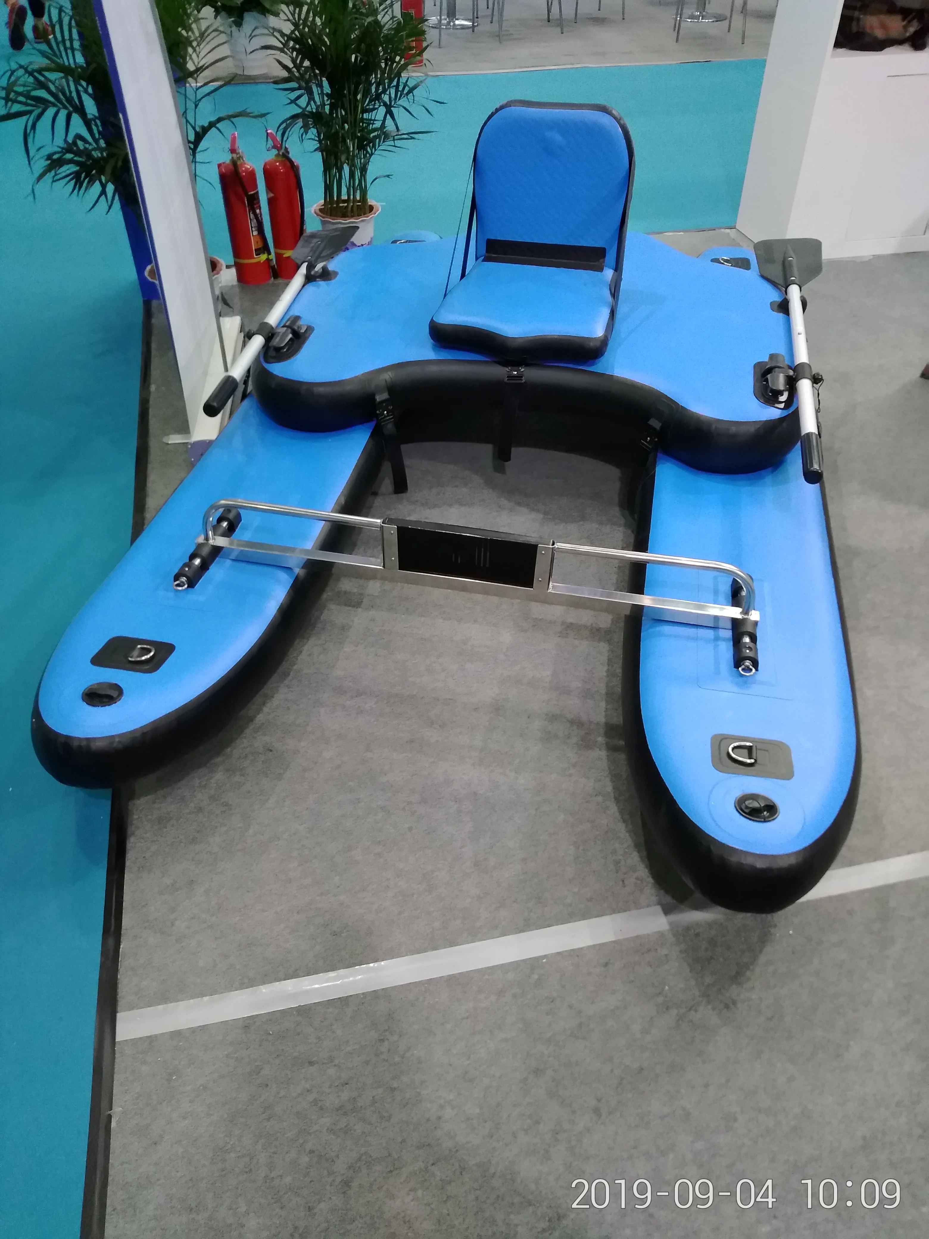 Vélo aquatique gonflable de couleur bleue de 9 pieds, nouveau Design, bateau de pêche avec siège