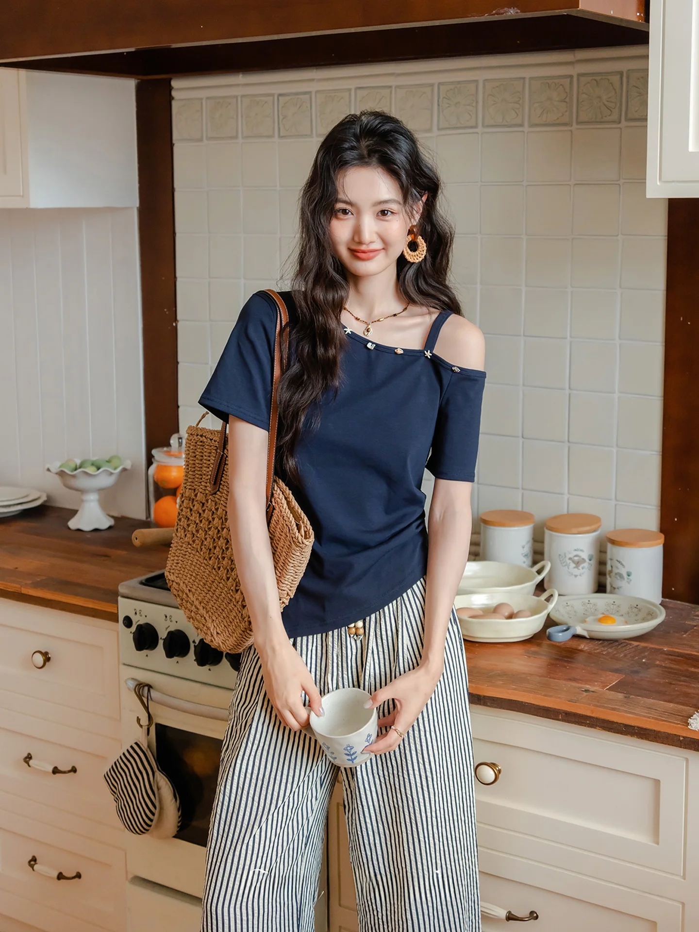 

Стильный свободный женский комплект: модные брюки с высокой талией и легкая летняя футболка. Элегантный костюм-двойка.