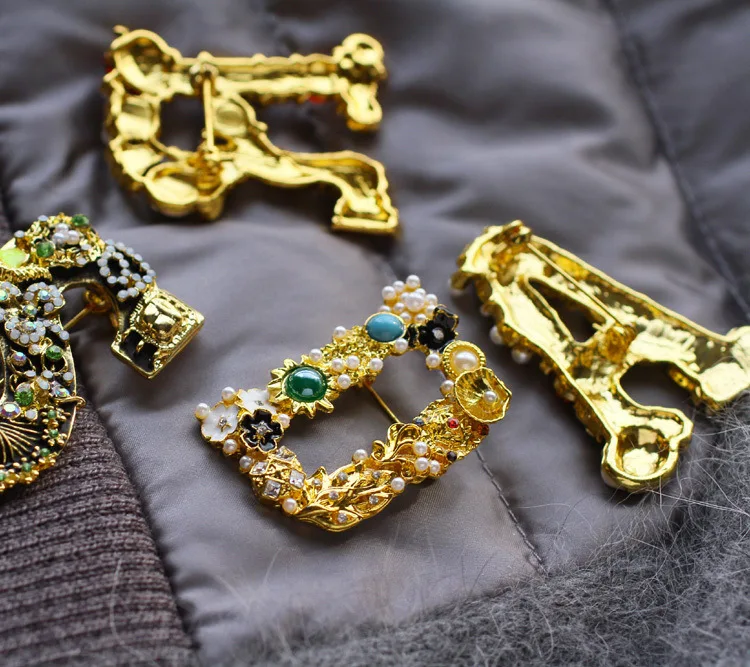 SKEDS أنيقة قصر نمط النساء الفتيات موضة رسالة اللؤلؤ كريستال بروش شارات موضة رائعة خمر دبوس لسيدة