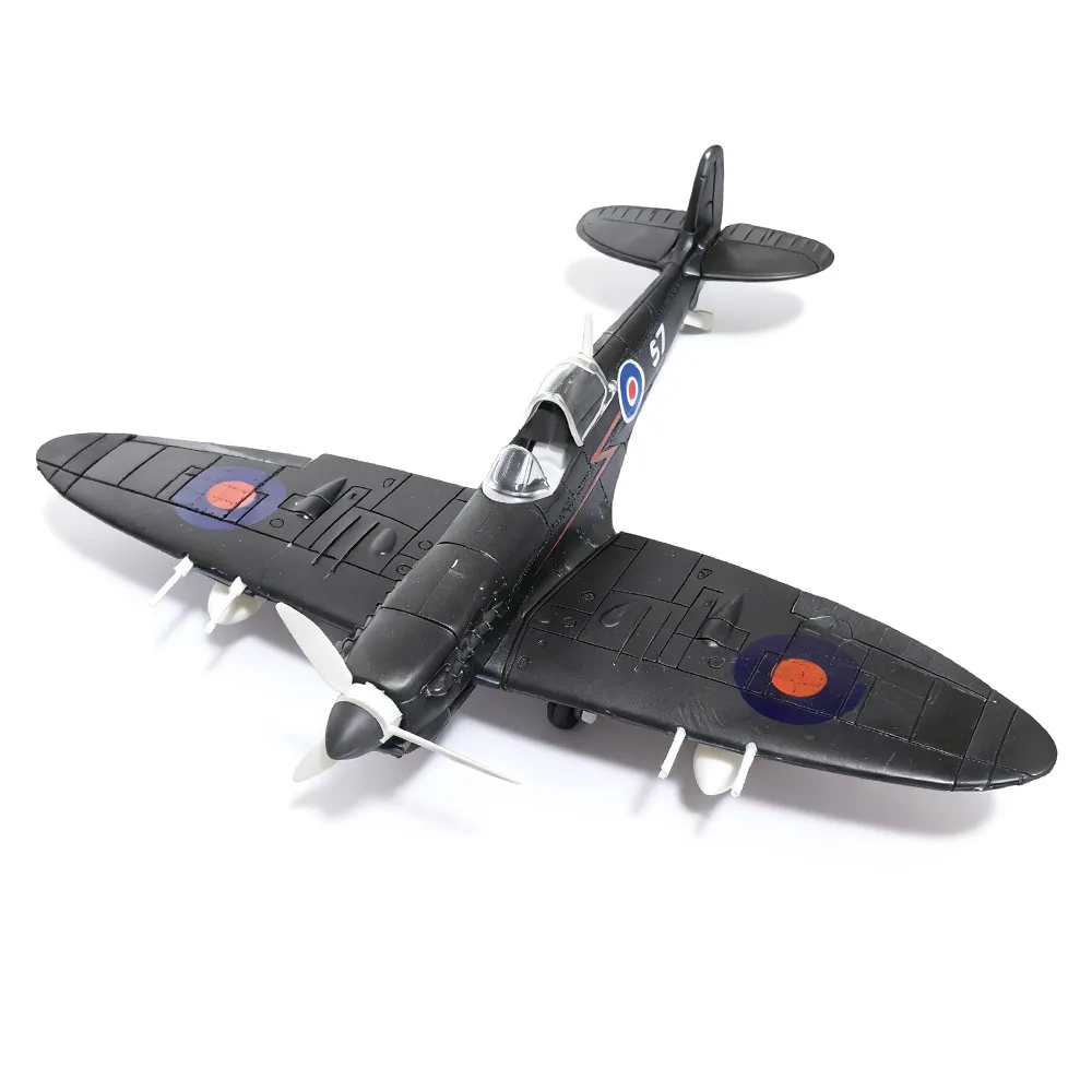 

Модель истребителя в масштабе 1/48: Американский Corsair, пластиковый конструктор, немецкий BF109, британский Seafire.
