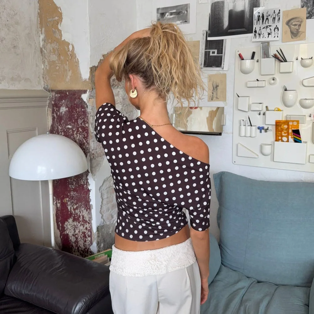 2025 Zomer Nieuwe Polka Dot Asymmetrische Schouder Hot Girl Top Sexy Taille-Knijpen Korte Mouw Onregelmatige T-Shirt