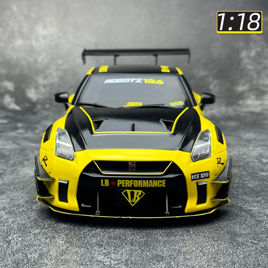 Solido 1:18 scale NISSAN GT-R (R35) LB TYPE 2 Static decoration car model Metal to send friends holiday gift collection