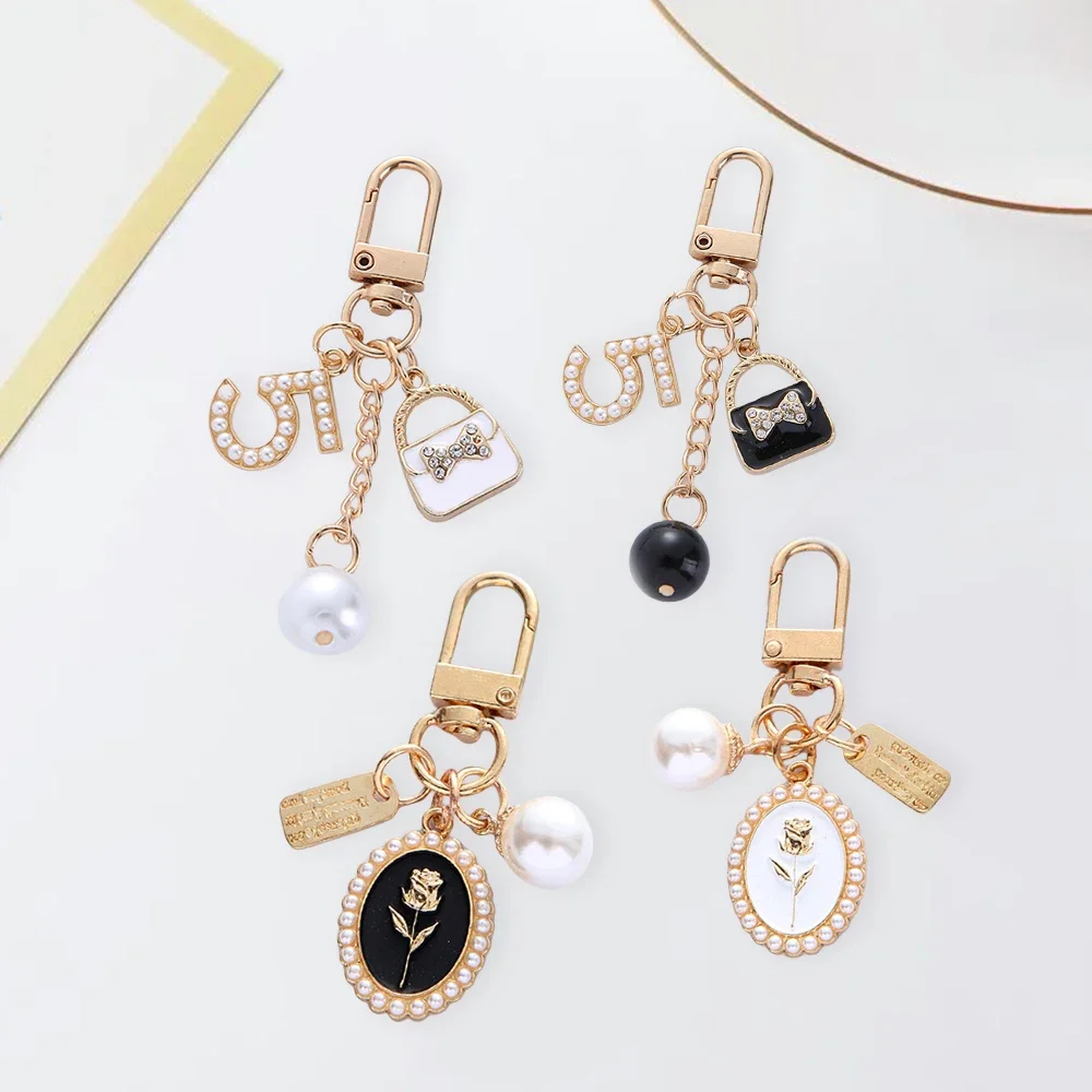 Fashion Artificial Pearl Rose Keychains Metal Hangtag Pendant for Women Earphone Purse Bag Key Holder Accessories Jewelry Gift