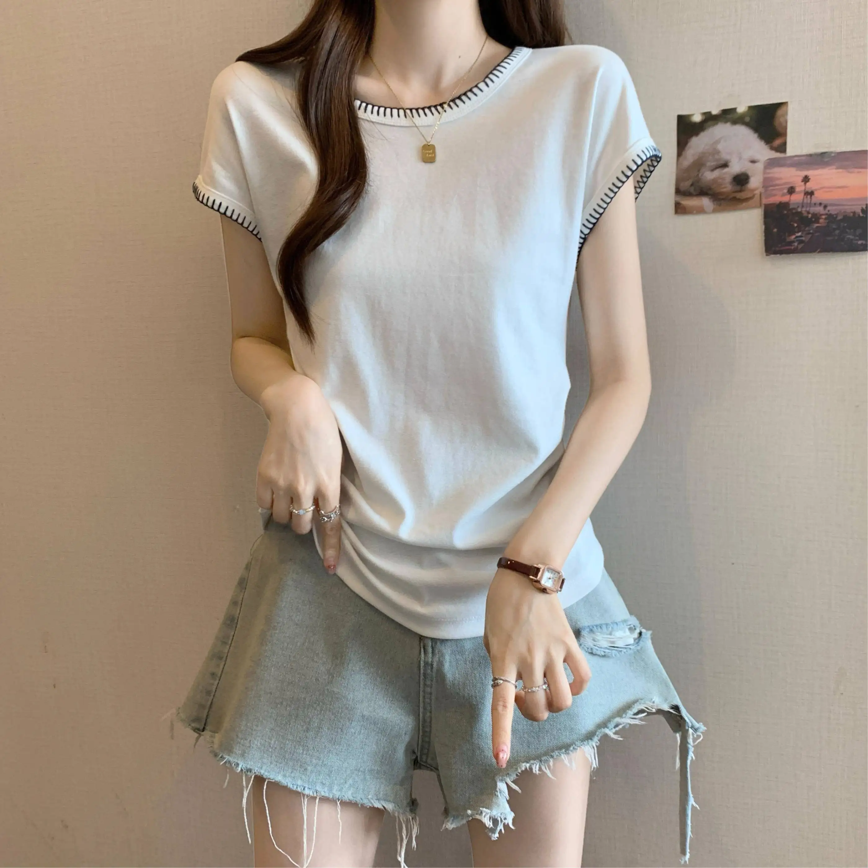 Letnia damska ażurowa koszulka typu batwing, dopasowany krój, jednolity kolor, modny top damski z kolekcji wiosna 2025.