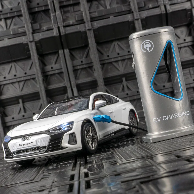 

1:36 Audi RS e-tron GT New Energy с зарядным ворсом, модель автомобиля из сплава, игрушечная детская игрушечная машинка со звуковыми и световыми функциями