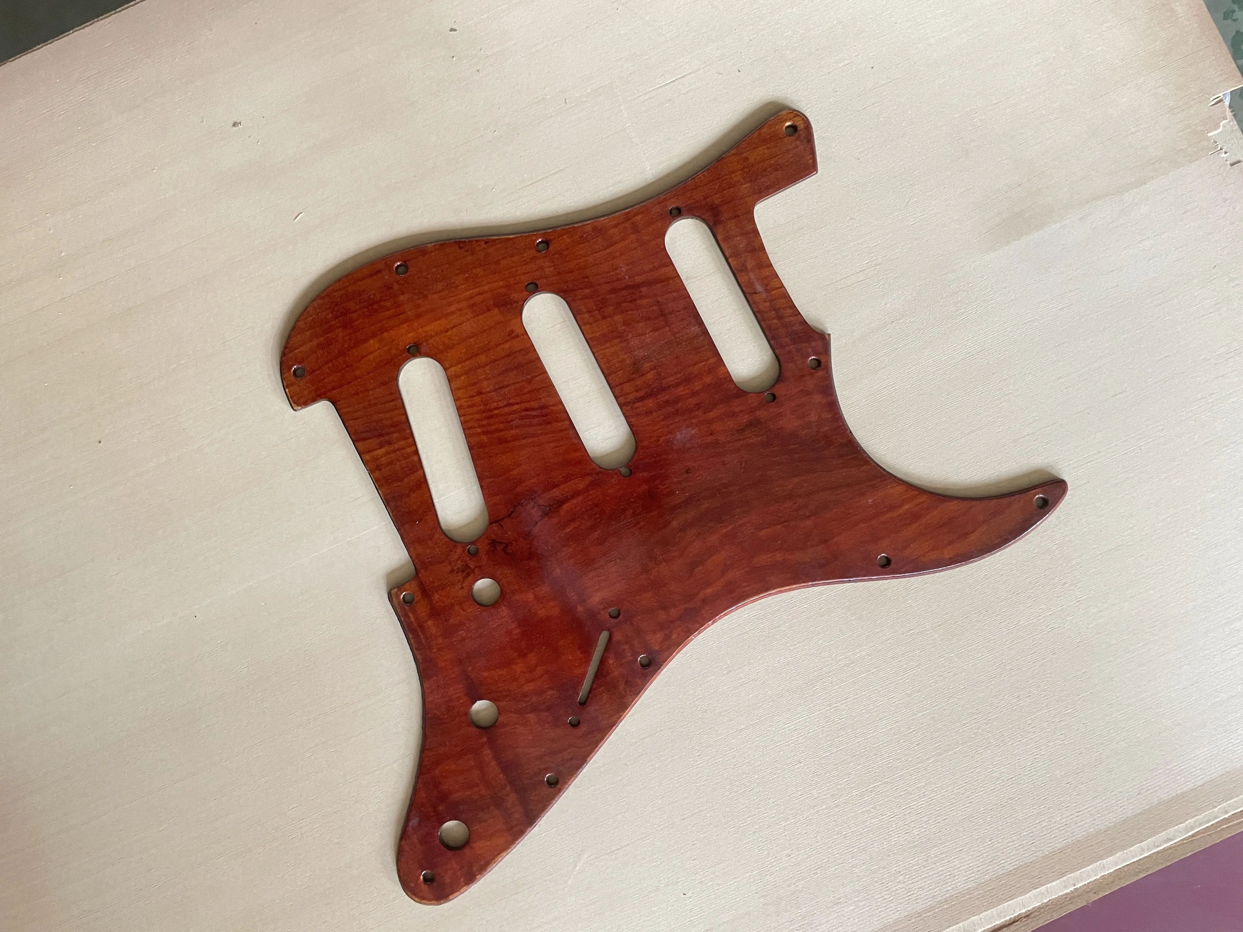 The electric guitar is made of wood carved flame maple SSS, red, with 11 holes and 3 layers of single wire coil block S T-shaped