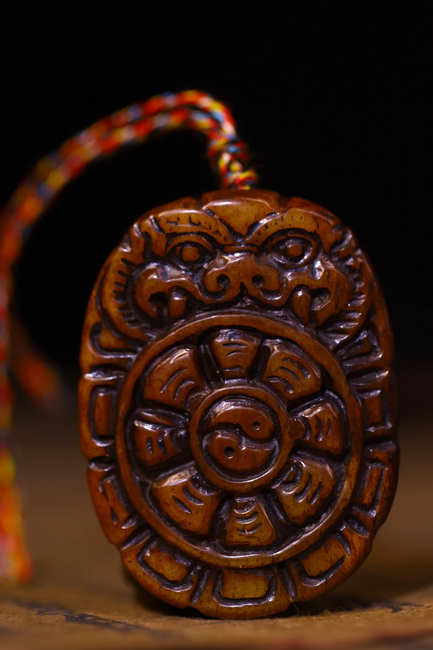 

Старая кость яка, киноварь, Махакала, голова Будды, шесть детских припредей, табличка Будды, девять дворец Багуа, кулон, амулет Будды