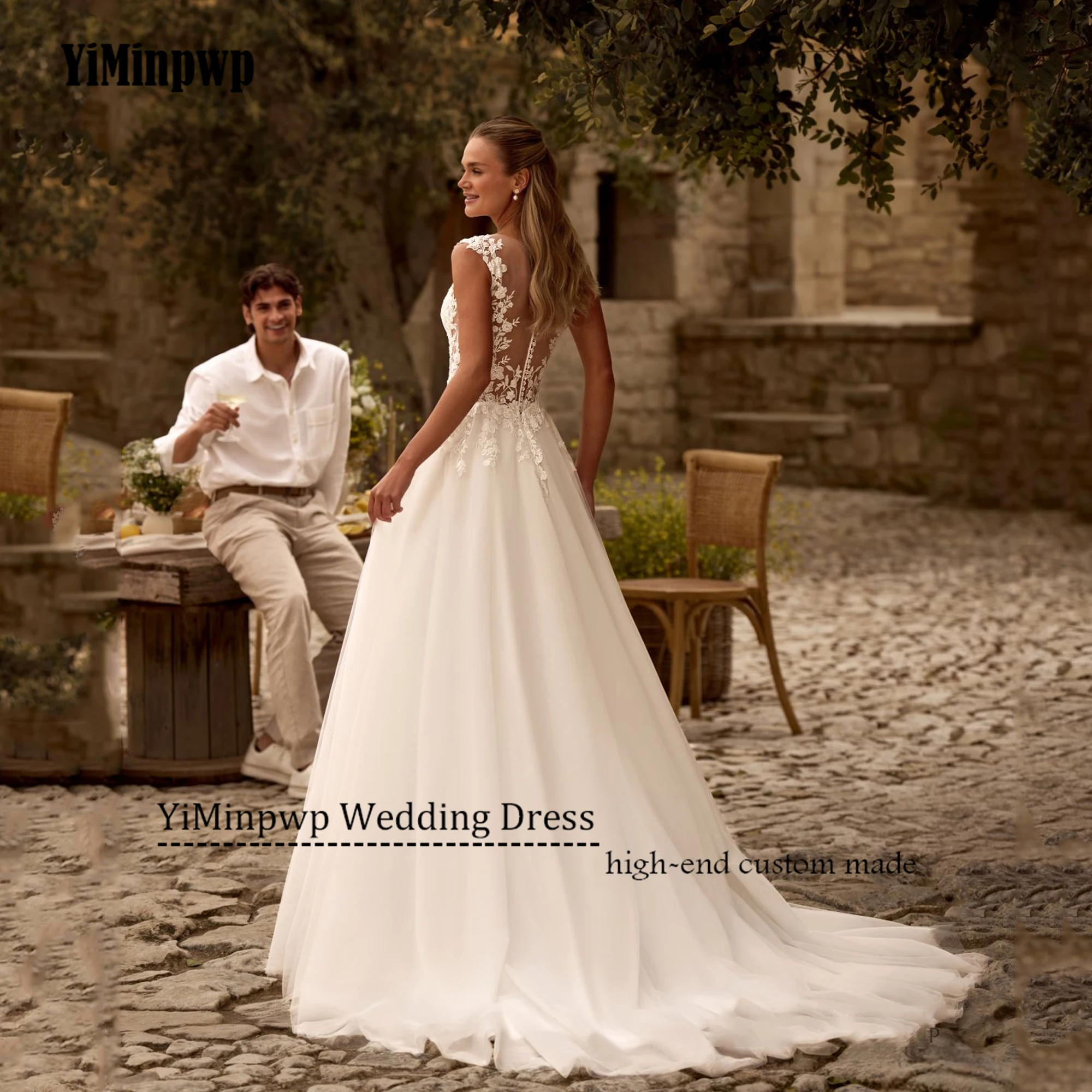 Vestidos de novia de encaje bohemio personalizados, manga casquillo, cuello redondo, apliques, vestidos de novia, ilusión trasera, corte en A, vestidos de novia de playaVestidos de novia de encaje Boho personalizados v