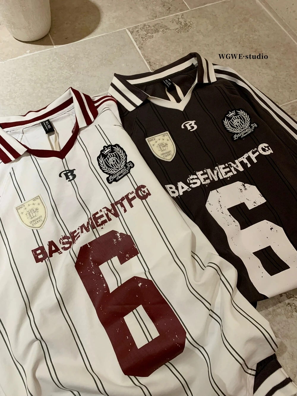 Koreańska koszulka damska z jednym ramiączkiem, z krótkim rękawem, w kontrastowych kolorach, nowość na lato 2025, nieregularny dzianinowy top.