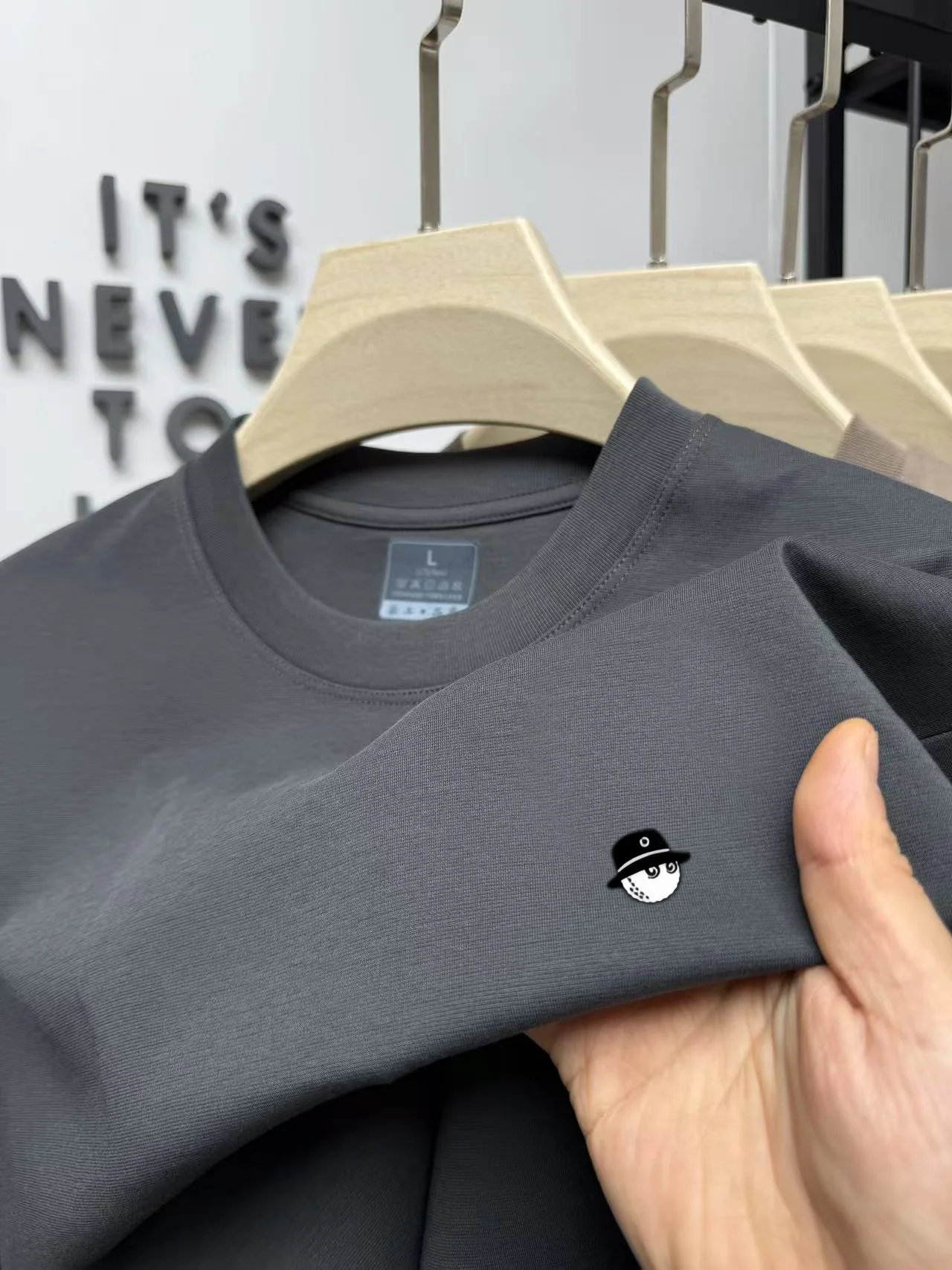 Sommerliches, modisches, besticktes Oberteil für Herren, Rundhalsausschnitt, Kurzarm-T-Shirt, weich, bequem, alltagstauglich, sportlich, vielseitig. – Detail 7