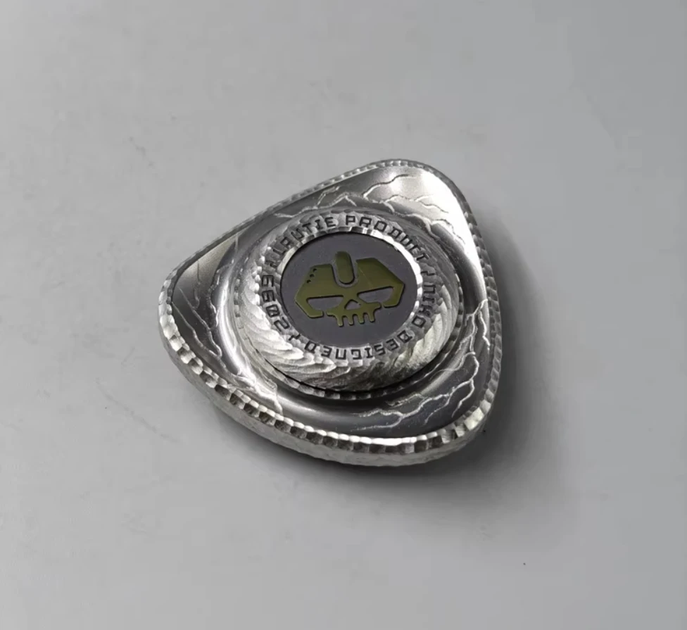 

Used EDC LAUTIE ROC stainless steel carved version fingertip gyroscope Decompression toys