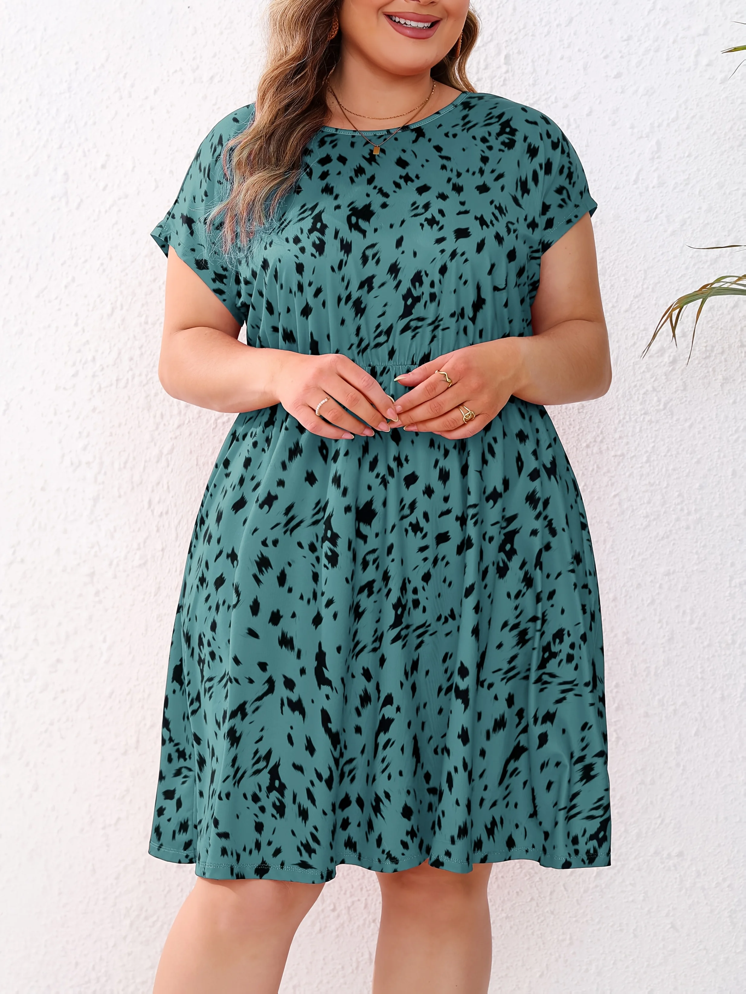 Abito da donna a maniche corte leopardato verde taglie forti, mini abito fluido in vita elastica, completo da festa casual