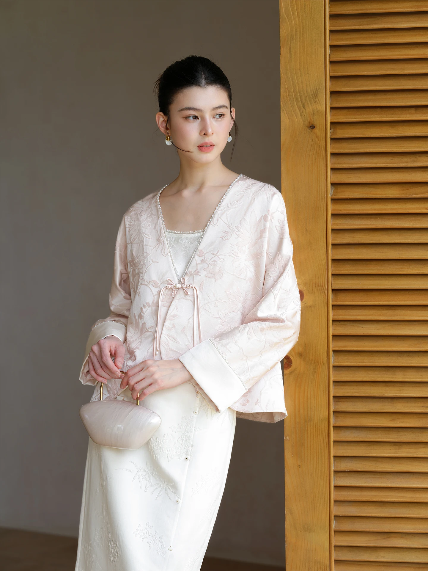 

Новая китайская шелковая куртка с вышивкой, женская, свободного кроя, с длинными рукавами, круглым вырезом, весна 2026, модный тренд