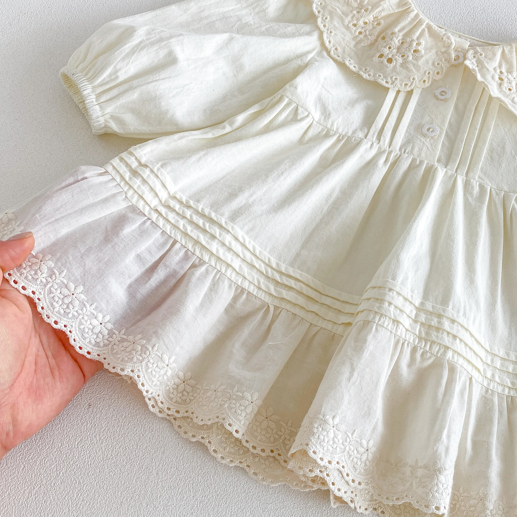Mädchenkleid im Herbststil mit Schnürung, lässig-schickem Prinzessinnen-Design und plissiertem Kragen - Babykleid für Kleinkinder – Detail 6