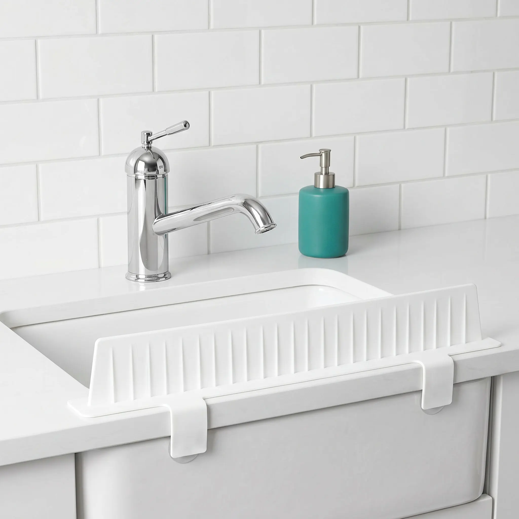 Sink Splash Guard Kitchen Silicone Splashproof Edge Protector Splash Guard for Sink Area Secure Suction Attachment