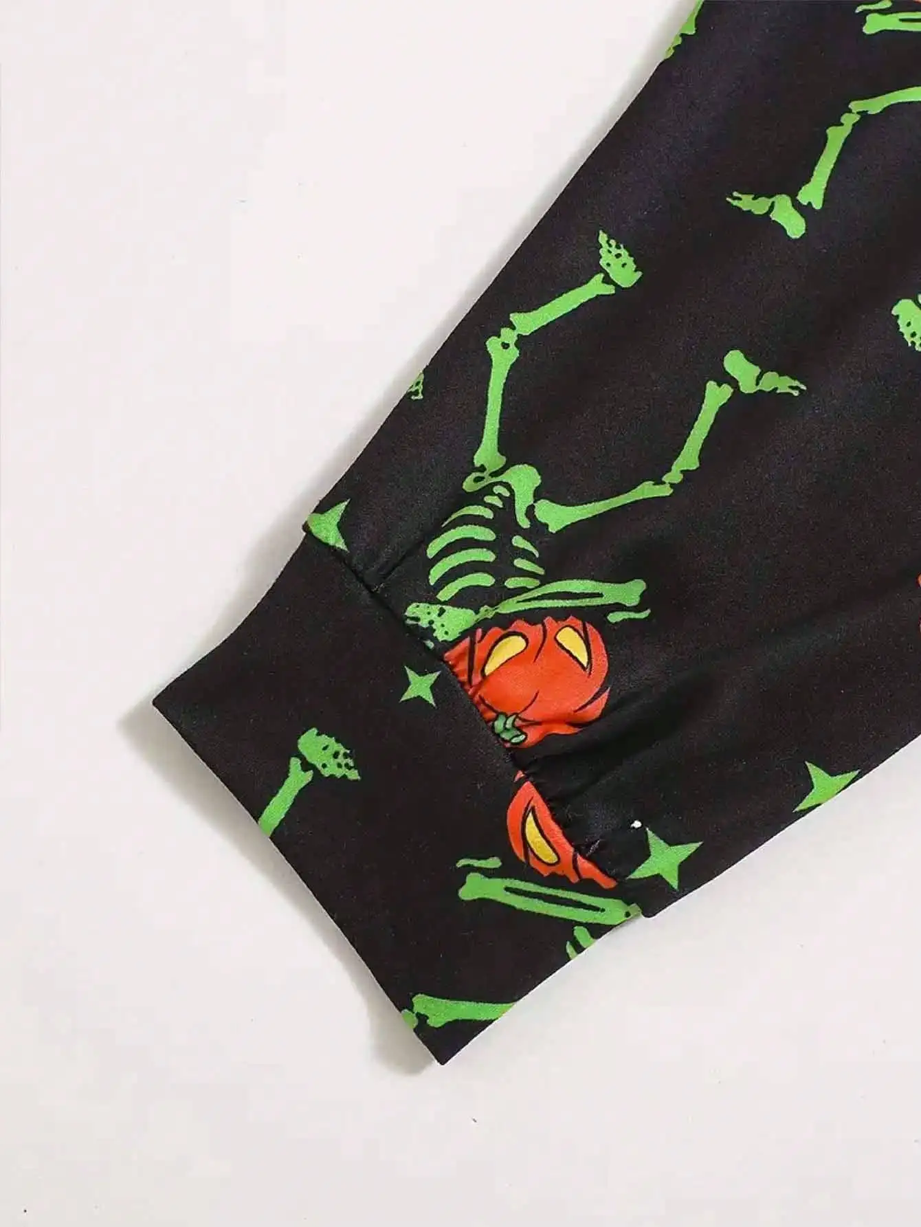 Halloween-Set für Kinder: Oberteil mit Rundhalsausschnitt und langen Ärmeln, bedruckt mit Kürbis- und Totenkopfmotiven + Hose mit elastischem Bund und bedrucktem Muster. – Detail 6