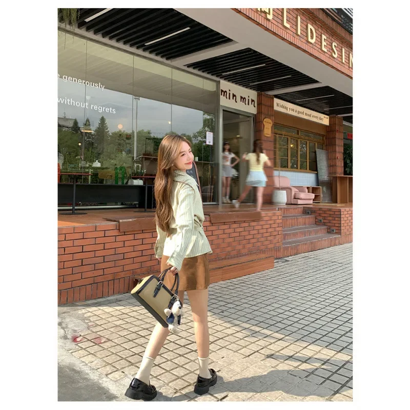 [أزرار متعددة الصدر واحدة] قميص صغير لأوائل الخريف 2025 بمزاج جديد تصميم نسائي مخطط جديد بأكمام طويلة