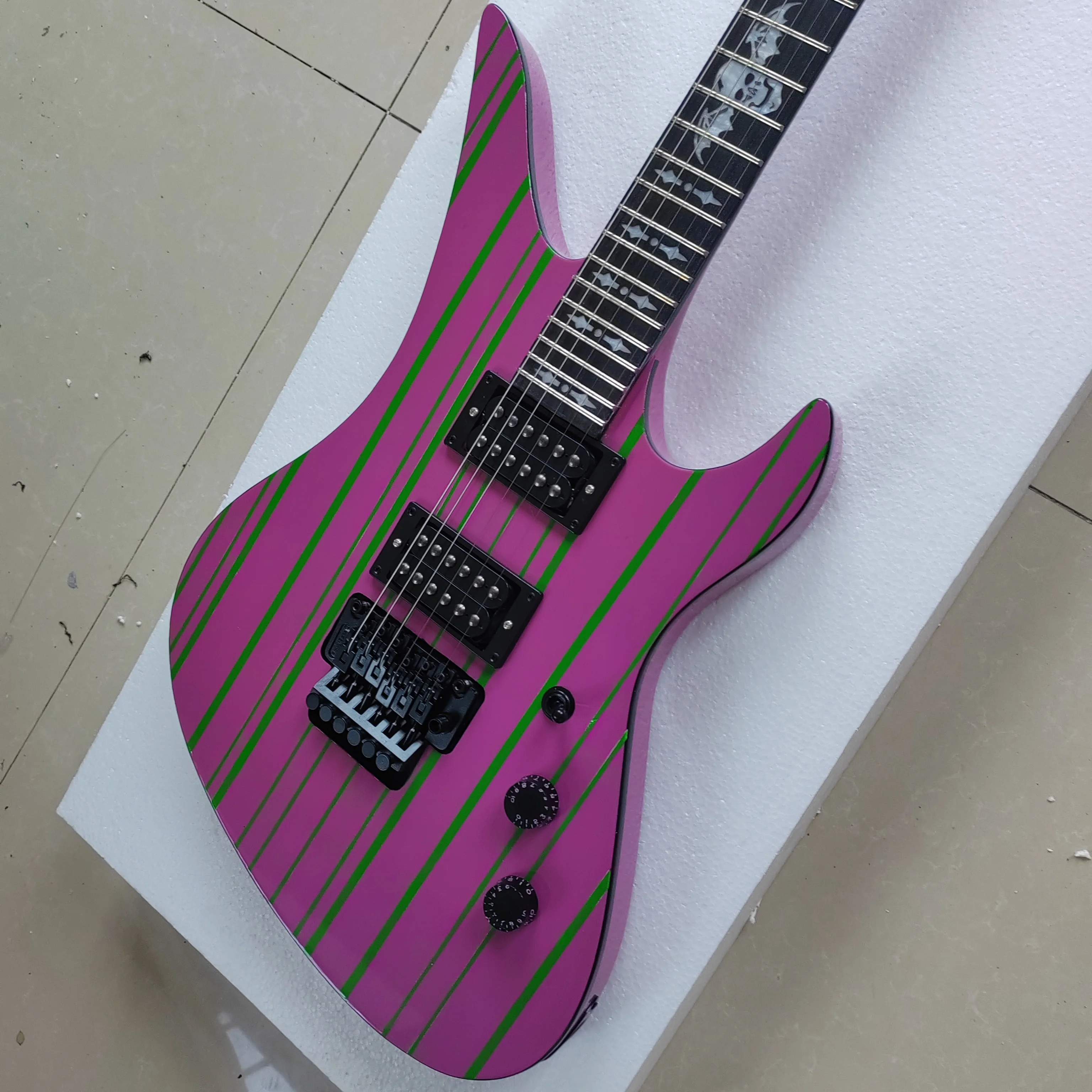 

Классическая 6-струнная электрогитара ручной работы с двойным вибрато и деревянной грифом из черного дерева для музыкантов