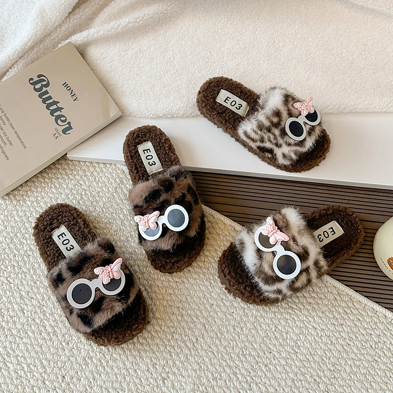 

Повседневные теплые тапочки для девочек, милая детская обувь для спальни с леопардовым принтом, нескользящая обувь с мягкой подошвой, новинка 2026, детские удобные тапочки