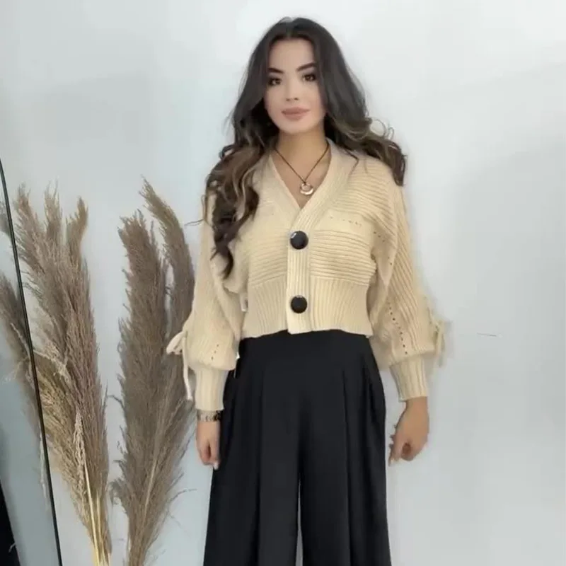 

2025 New Women V Neck Long Sleeve Cardigan Beige Khaki Camel Apricot Four Color Options Loose Versatile Knit Top