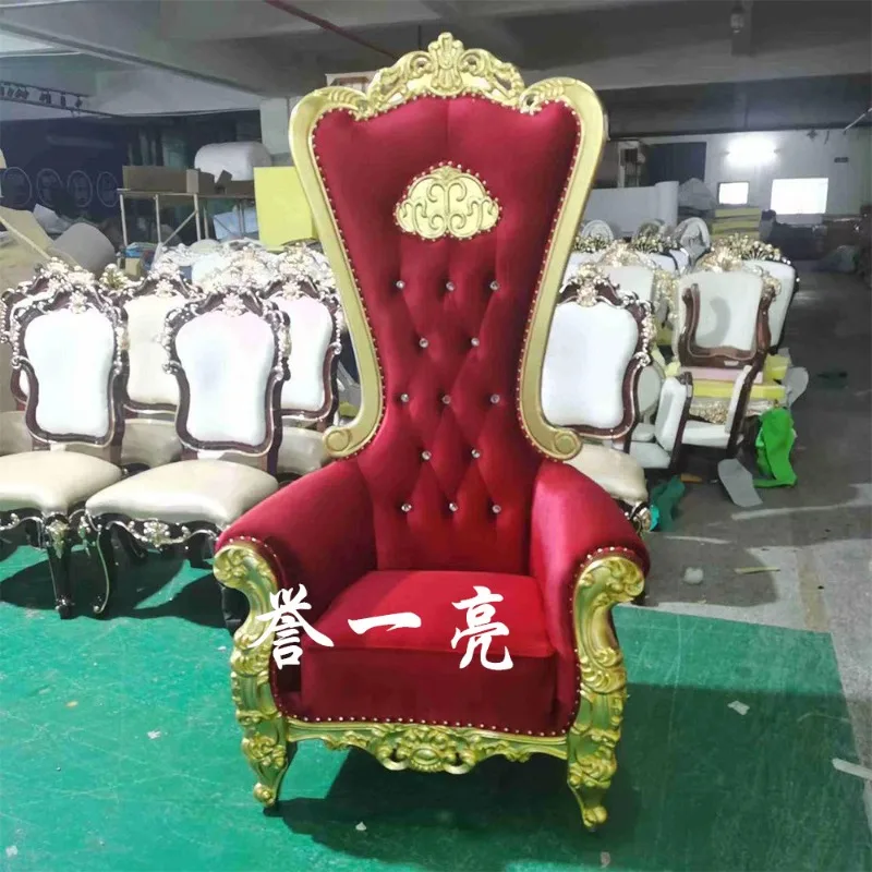 Производитель выпускает свадебные стулья-русалки из красной бархатной ткани и массива дерева, модель YYL-W18.