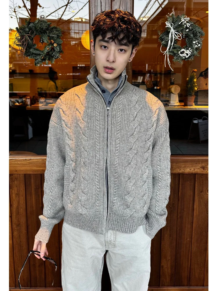 

Утепленный мужской кардиган в американском ретро-стиле с воротником-стойкой, вязаный, на молнии, однотонный, короткий, для зимы