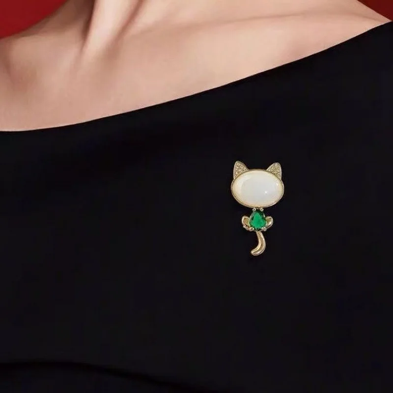 Luxury Rhinestone Cat Brooch Women Cartoon Flying Broom Kitten Enamel Pin Fashion Crystal Animal Corsage Accessories Lapel Pins