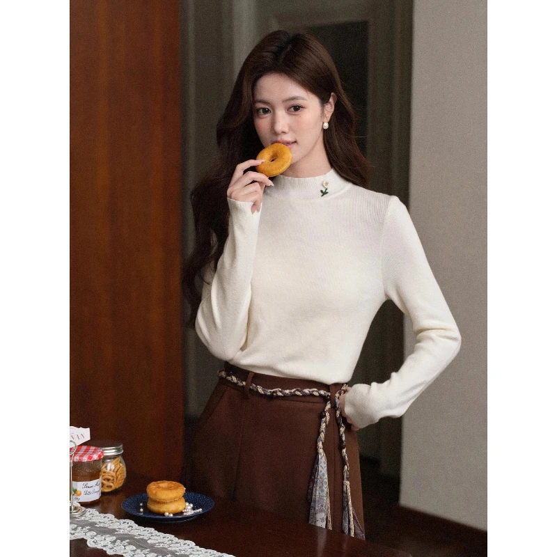 

ALXNAN Women's Long Sleeve T-shirt Autumn Mock Neck Floral Embroidery Slim Pullover Warm Versatile Popular Ladies Tops L58511