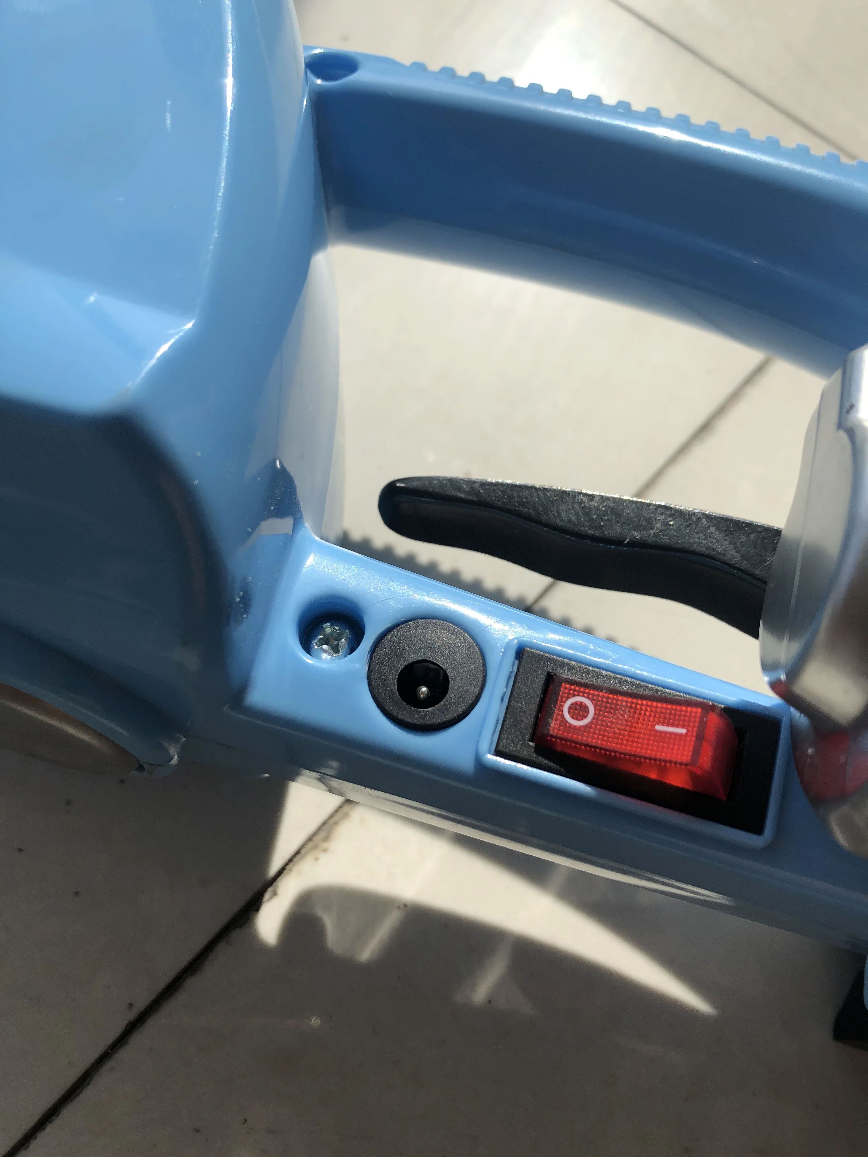 

Премиум-класс: Компактный полуавтоматический ручной электрический стреппинг-инструмент на батарейках для ПП/ПЭТ ленты, для картонной промышленности