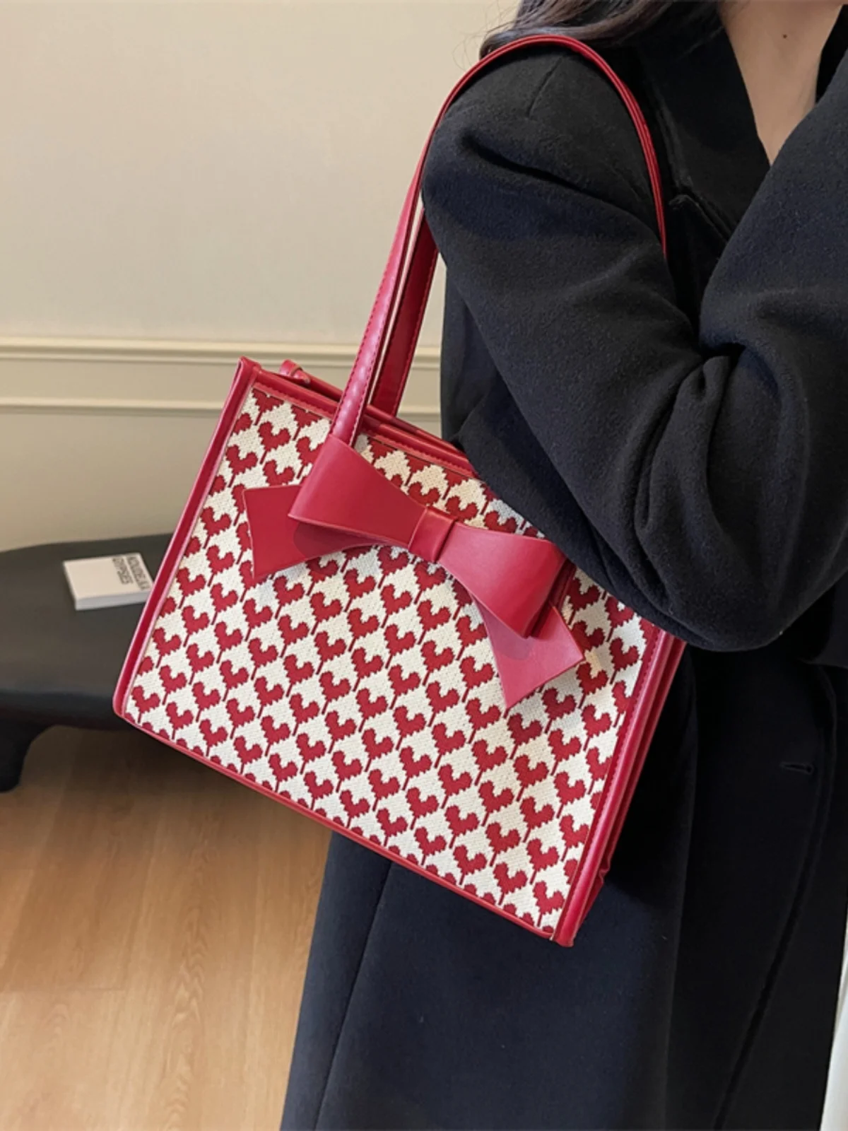 

Elegant Red Heart Shaped Women's Tote Bag with Knot Large Capacity Handbag Shoulder Bag Underarm Bag Commuter Style