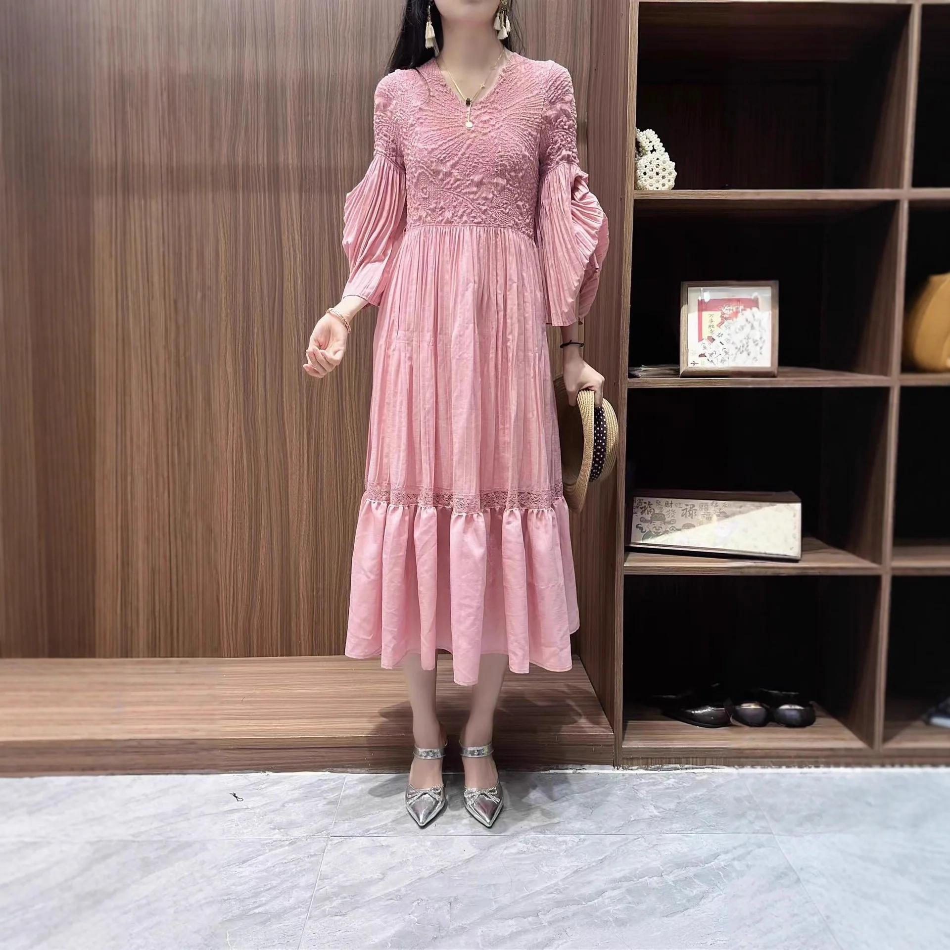 

Miyake Fashion Crew Neck Horn Long Sleeve Embroidered Pleated Women's Dress Temperament Loose Big Swing Dress 2025 Summer New