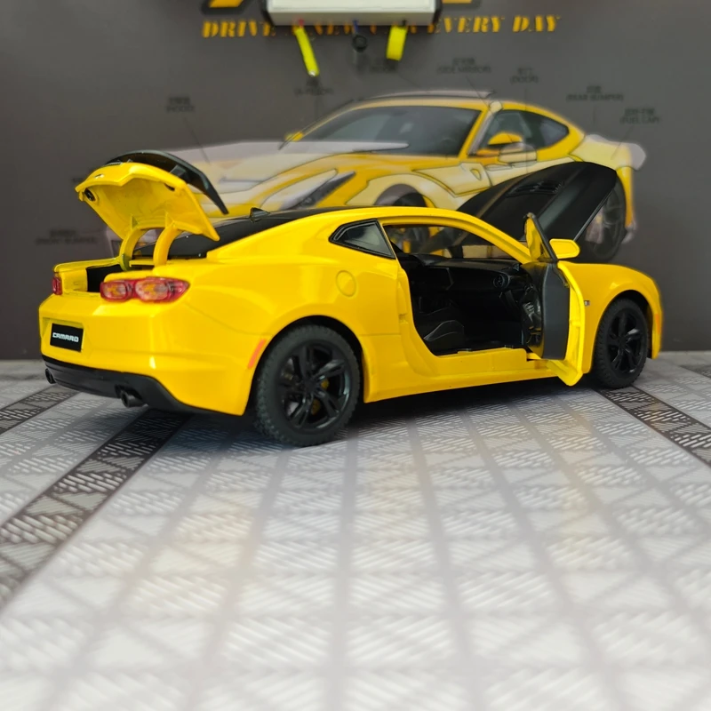 

1:24 simulation Chevrolet Camaro alloy car model, doors can be opened, steering shock absorption, sound and light rich details