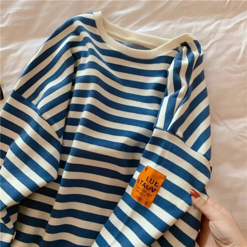 เสื้อยืดลายทางทรงหลวมสไตล์เกาหลี แขนยาว ใส่สบาย ทรงเข้ารูป แฟชั่นอเนกประสงค์ เหมาะสำหรับฤดูใบไม้ผลิและฤดูใบไม้ร่วง