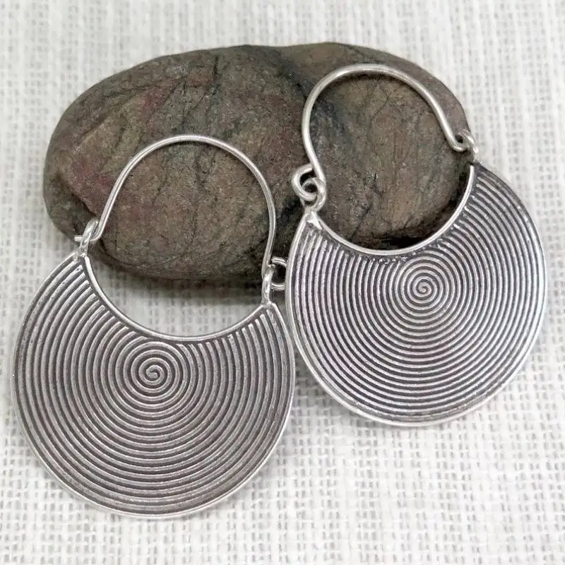 Retro Ethnic Style Distressed Spiral-Shaped Half-Round Ladies' Pendant Earrings, Suitable for Daily Wear and Parties.