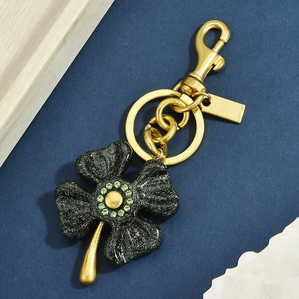 New Retro Four-leaf Clover Keychain Exquisite Creative Flower Keychain Pendant Multifunctional Pretty Purse Charm Gift