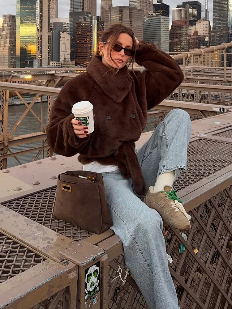 سترة Kpop برباط من الفرو الصناعي للنساء أنيقة بياقة واقفة مزدوجة الصدر سترات قصيرة دافئة للسيدات ملابس خارجية للشتاء اليومي للتنقل