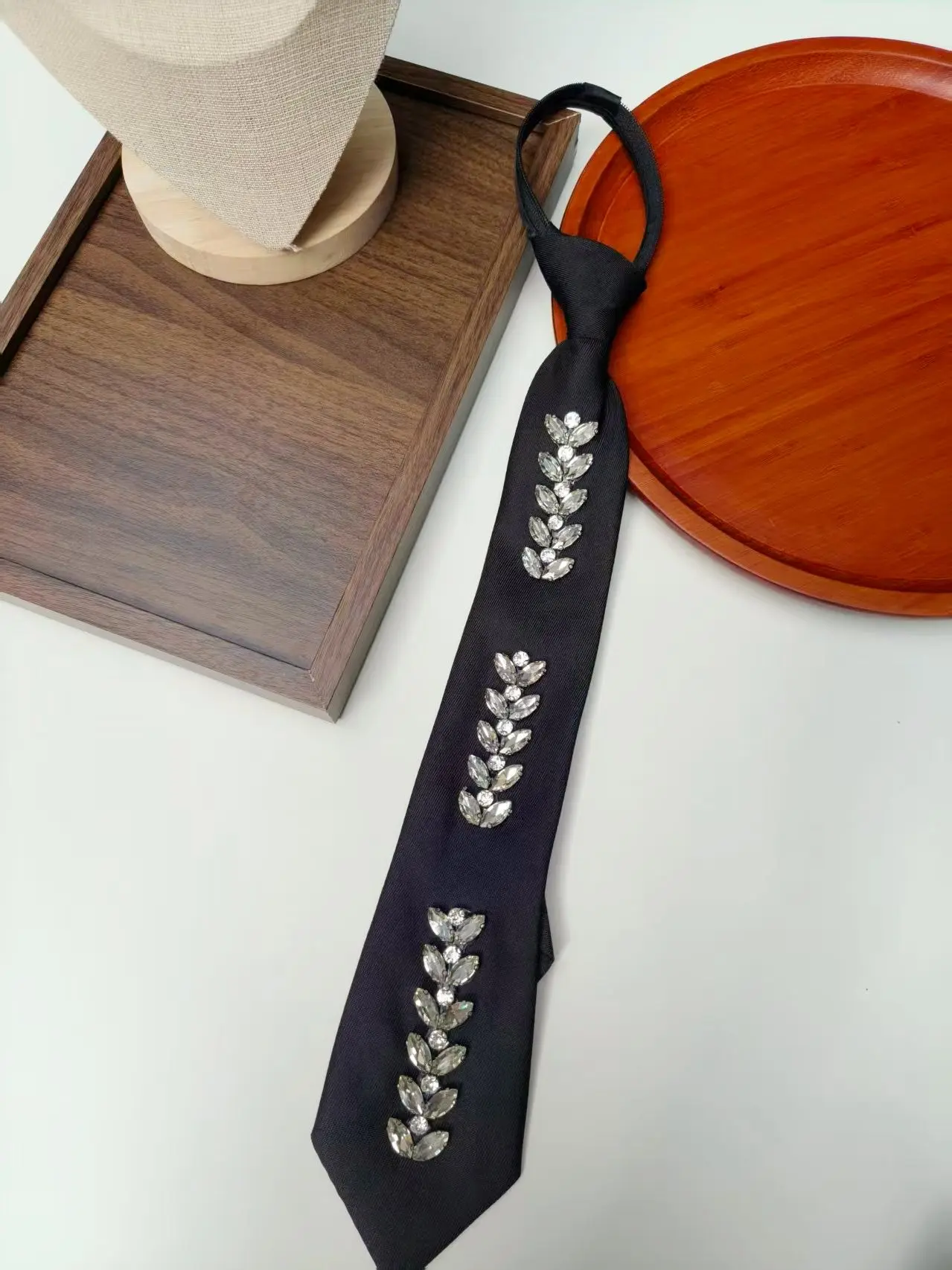 New Black Fabric No-Tie Tie with Three Rows of Vertical Wheat Ear-Shaped Rhinestones, Heavy-Duty Rhinestone Embellishment, Narrow Style Lazy Tie for Women, Suitable for Jk Dresses, Banquets, Photoshoots, Performances, Adjustable Neck Accessory