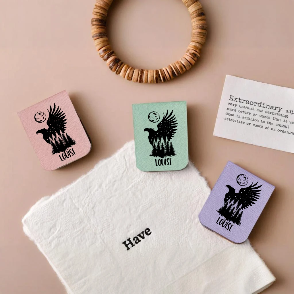 1 قطعة إشارة مرجعية اسم مع عرض النسر ، إشارة مرجعية عرض النسر الجلدية المخصصة ، إشارة مرجعية مغناطيسية شخصية ، هدية عيد ميلاد لمحبي الكتاب