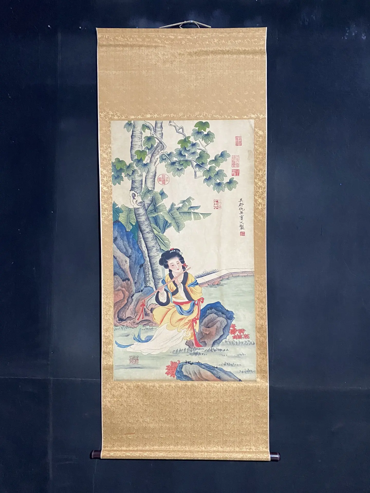 

Подлинная картина династии Мин от Qiu Ying Titled «Женщины играют в флейты», измерение четырех футов, сфотографированная на бумаге Сюань.