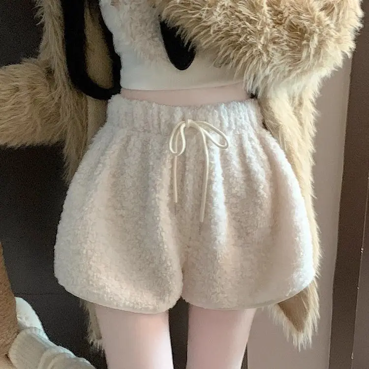 Faux-Lammfell-Shorts für Frauen tragen im Winter, verdickte Freizeithosen mit Kordelzug, hoch taillierte, schlankmachende Fleece-Hotpants mit weitem Bein