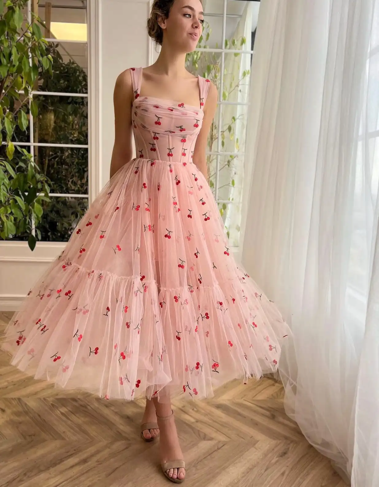 Tulle Spaghetti Straps A-line Homecoming Dress With Cherry Appliques Square Collar Pleats Tea-Length Prom Dress Teen Formal Gown