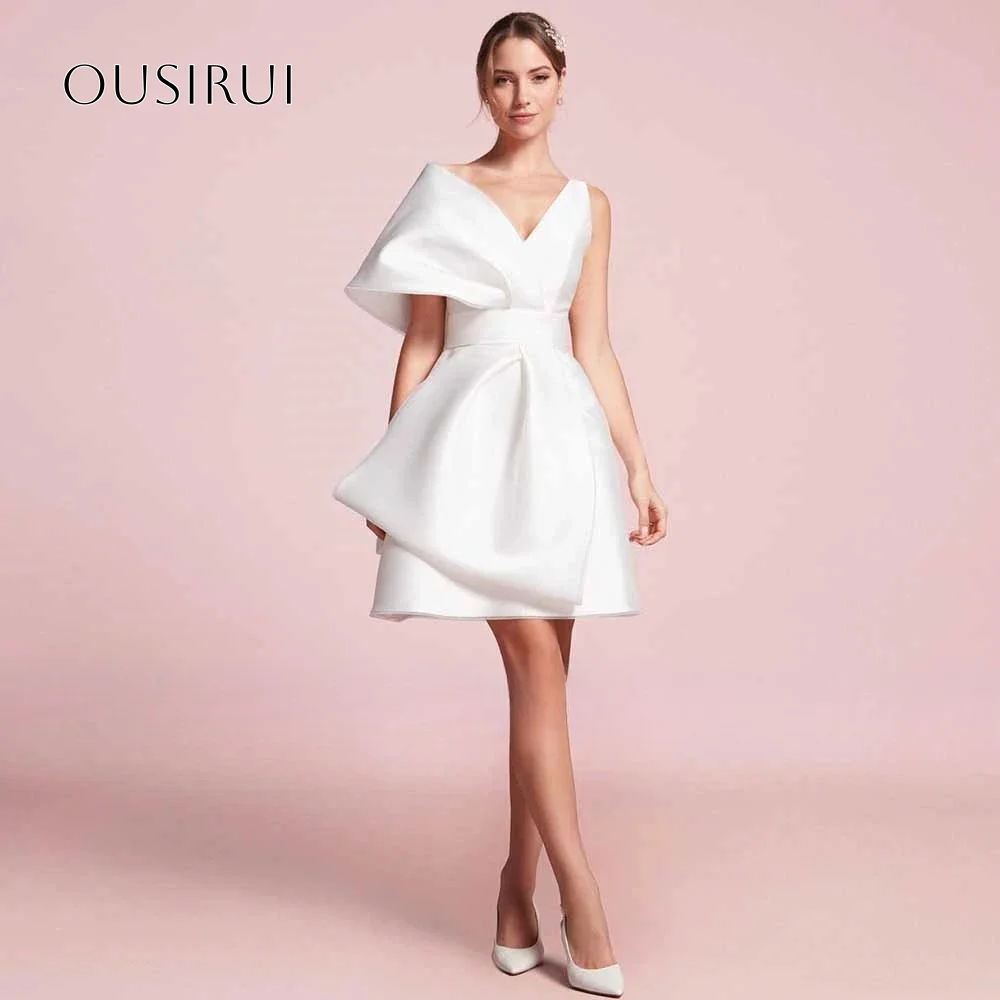 Cocktailkleider aus Satin mit V-Ausschnitt, gerüschte, rückenfreie, knielange A-Linien-Partykleider, maßgeschneidertes Kleid für den Abschlussball