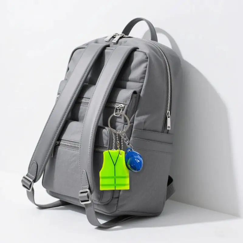 Kreativer Schlüsselanhänger in Form einer Weste und eines Schutzhelms, reflektierender Anhänger für Nachtreisen, für Rucksack- und Gepäckzubehör – Detail 15